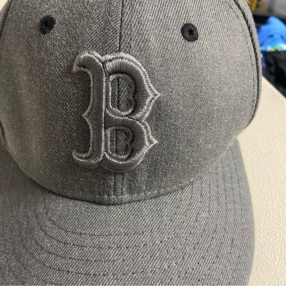 New Era Boston Red Sox "Blackout" Size 7 1/4 Grey Men's 59Fifty Fitted Cap MLB - Picture 8 of 8
